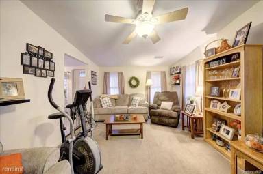 Main picture of 42 Clinton St