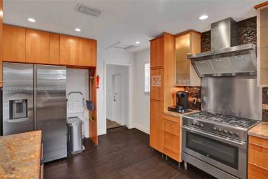 Main picture of 531 N 70th Ter