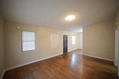 Main picture of 2001 Holmes St