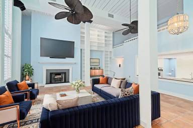 Main picture of 109 E Bay St