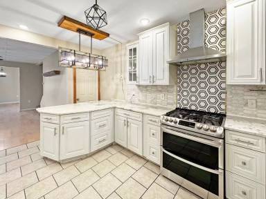 Main picture of 909 Cooper St