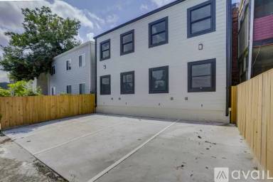Main picture of 904 Quincy St NE