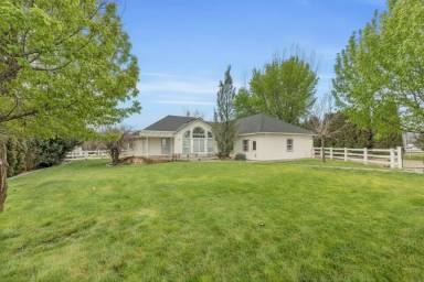 Main picture of 8054 Ustick Rd