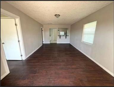 Main picture of 301 N Cochran St