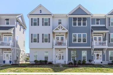 Main picture of 9624 21st Bay St