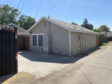 Main picture of 2414 1/2 Park Way