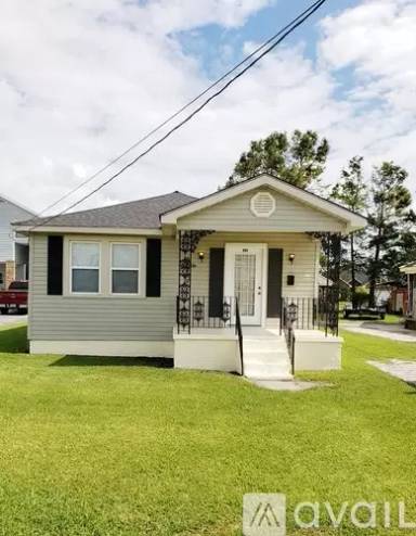 Main picture of 894 Victory Dr