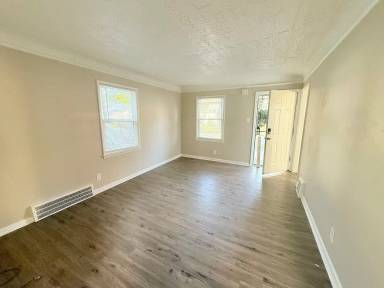 Main picture of 20452 Manor St