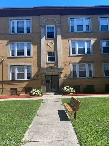 Main picture of 4618 S Lake Park Ave
