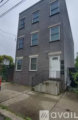 Main picture of 2040 E Haines St