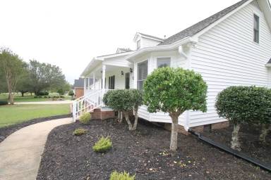 Main picture of 2060 Country Club Dr