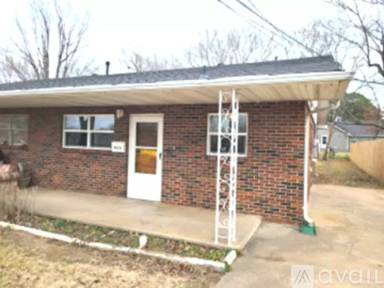 Main picture of 807 Young St