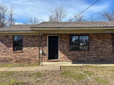 Main picture of 384 Moore St