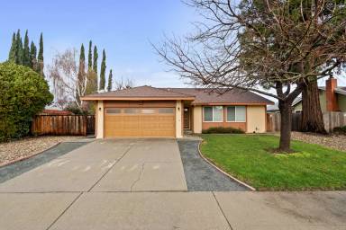 Main picture of 2695 Lyon Cir