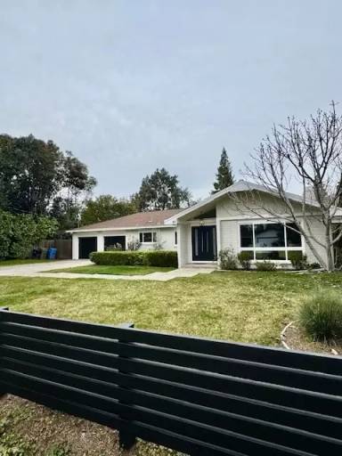 Main picture of 80 Greenway Dr