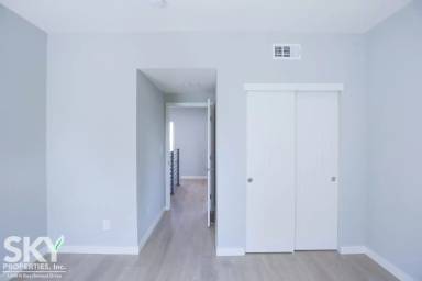Main picture of 1240 1/2 N Beachwood Dr