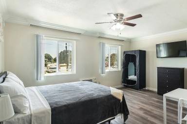 Main picture of 5379 Whittier Boulevard