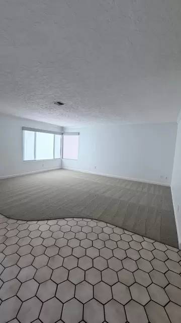 Main picture of 1125 East Ln