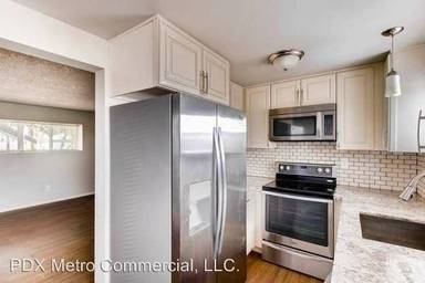 Main picture of 3225 SE Alder Ct
