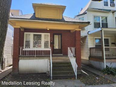 Main picture of 725 E 92nd St