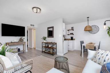 Main picture of 909 Pacific Ave