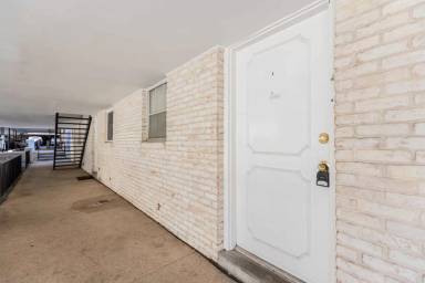 Main picture of 8038 Broadway