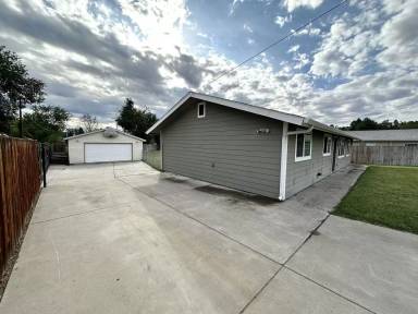 Main picture of 680 S 41st Ave
