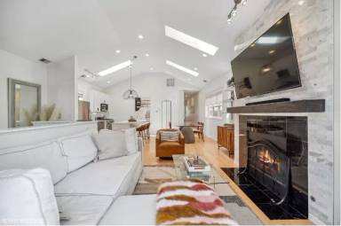 Main picture of 1044 W Fulton Market