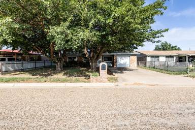 Main picture of 7406 Globe Ave