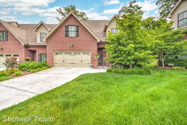 Main picture of 8400 Vinings Way