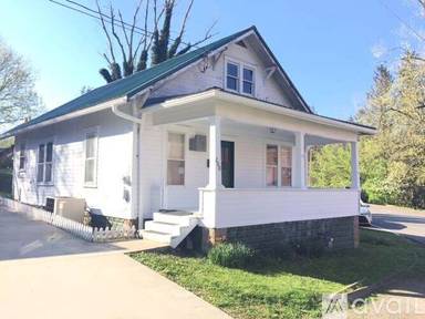 Main picture of 208 Locust Ct
