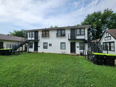 Main picture of 809 E 17th St