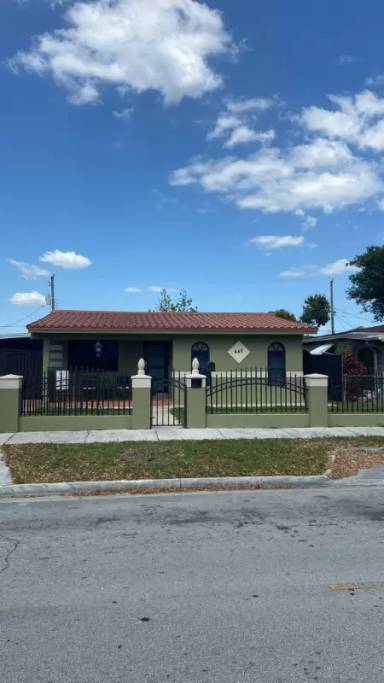 Main picture of 649 W 33rd St