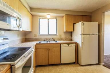 Main picture of 904 Camelot Ct