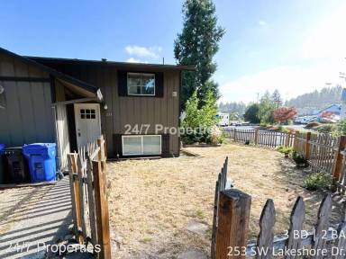 Main picture of 263 SW Lakeshore Dr