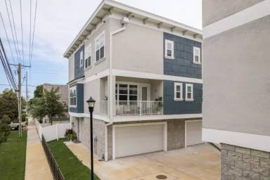 Main picture of 3702 W Roland St