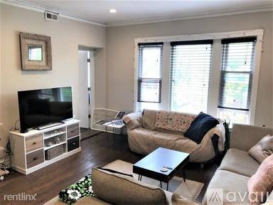 Main picture of 1614 W Roscoe St