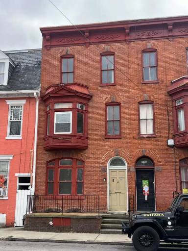 Main picture of 250 E King St