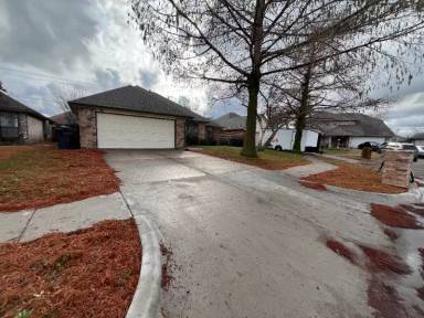 Main picture of 5608 SE 81st St
