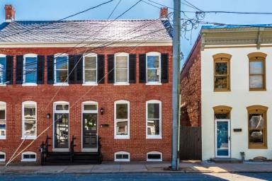 Main picture of 6 W 4th St