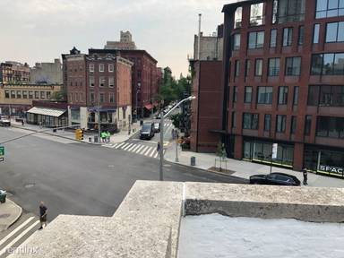 Main picture of 165 W 10th St