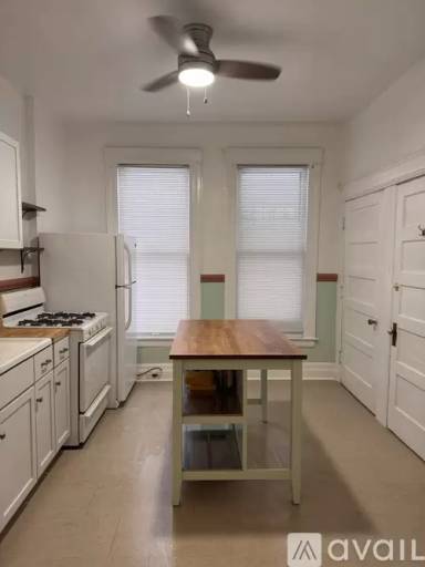 Main picture of 325 W Grand Blvd