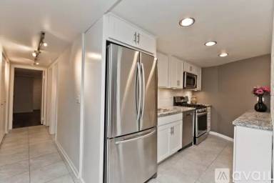 Main picture of 800 W George St