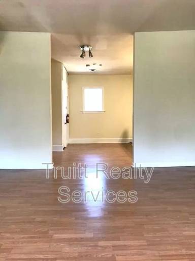 Main picture of 734 7th St SE