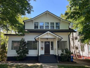Main picture of 295 E Chestnut St