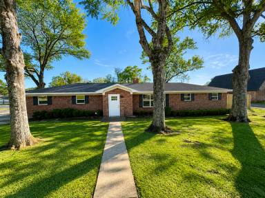 Main picture of 806 Holly St