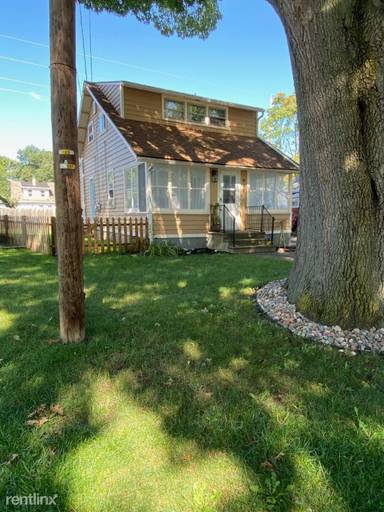 Main picture of 449 Peart Ave