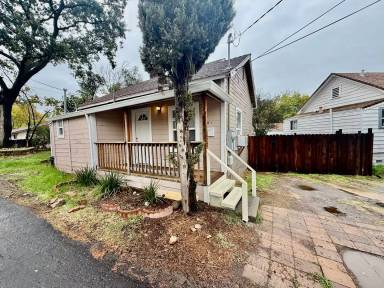 Main picture of 110 1/2 Roseville St