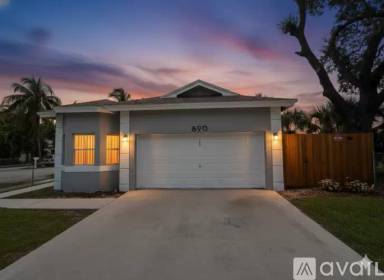 Main picture of 890 NW 25th Ave