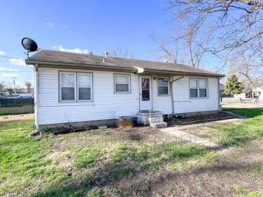 Main picture of 1201 S 38th St